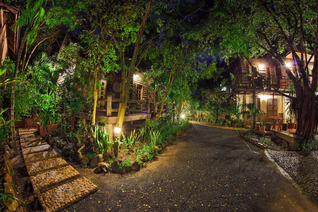 Natural Bungalows Restaurant&Bar Kampot Exterior foto